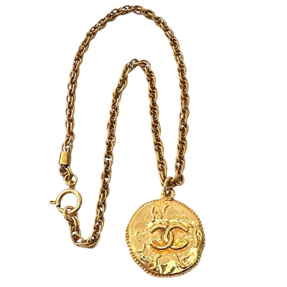 Authentic Chanel 1993 Gold Medallion CC Round Pendant Necklace with Box - Picture 3 of 15